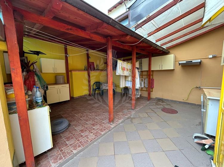 Casă individuală cu 6 camere cu Canalizare în Gheorghe Doja