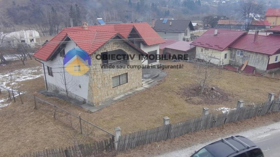 Casă cu 4 camere cu Teren 1376 Mp în Borca
