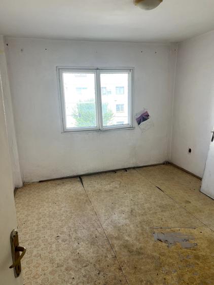Garsonieră decomandată în Coman
