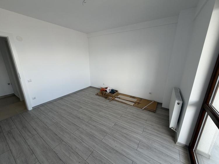 Apartament cu 3 camere semidecomandat în Est