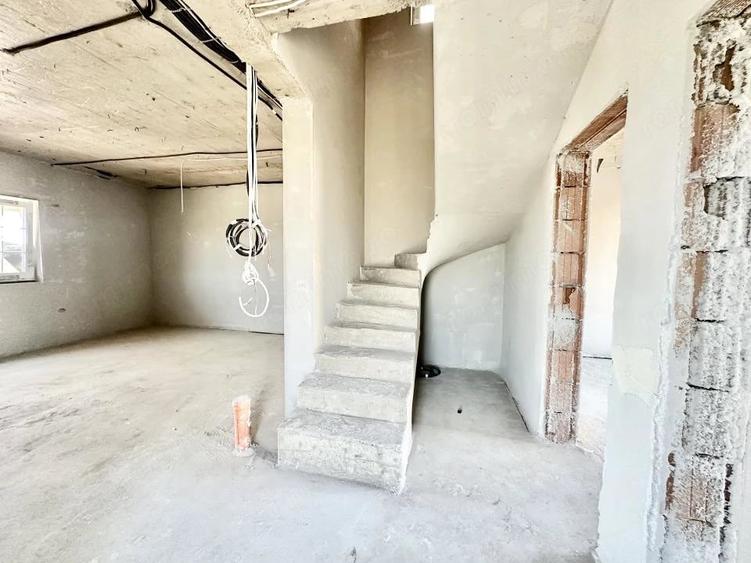 Casă cu 4 camere cu Teren 250 Mp în Moșnița Veche
