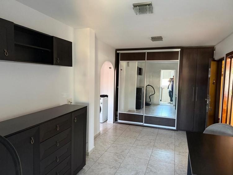 Apartament cu 2 camere decomandat în Trocadero