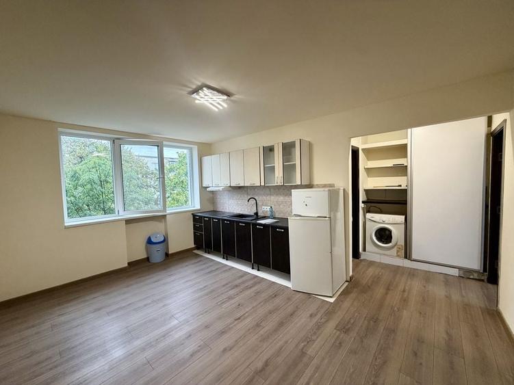 Apartament cu 3 camere semidecomandat în Central