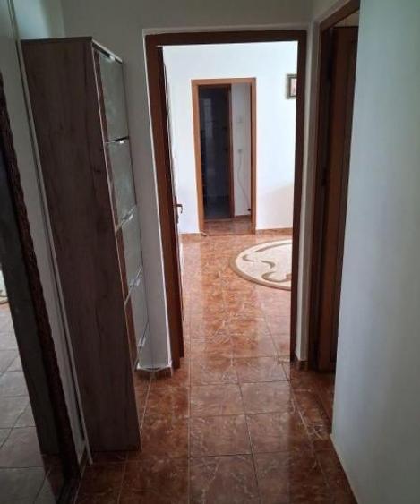 Apartament cu 3 camere semidecomandat, mobilat în Tomis Nord