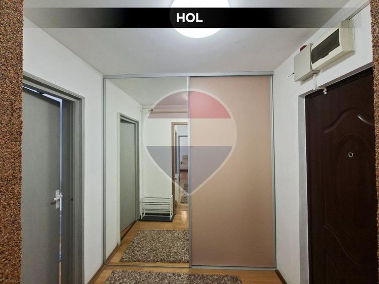 Apartament cu 3 camere semidecomandat, mobilat în Central