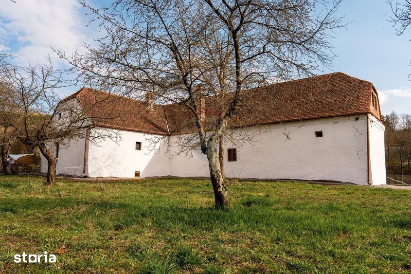 Casă cu 5 camere cu Teren 6000 Mp în Ozun