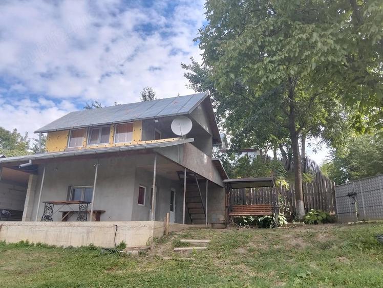 Casă cu 3 camere cu Teren 1000 Mp în Socea