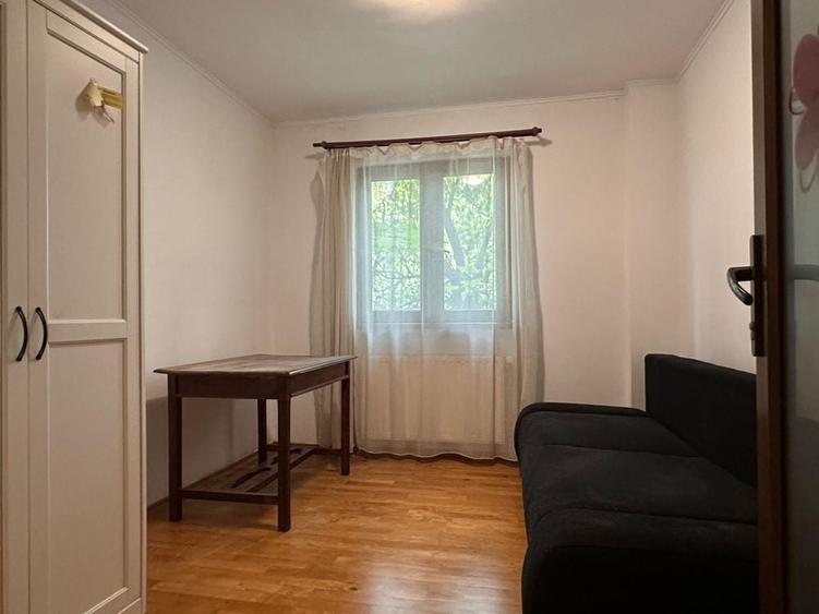 Apartament cu 3 camere semidecomandat în Dacia
