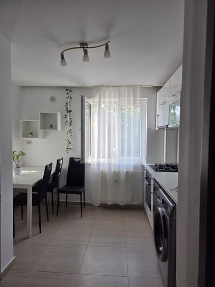 Apartament cu 3 camere decomandat în Titan