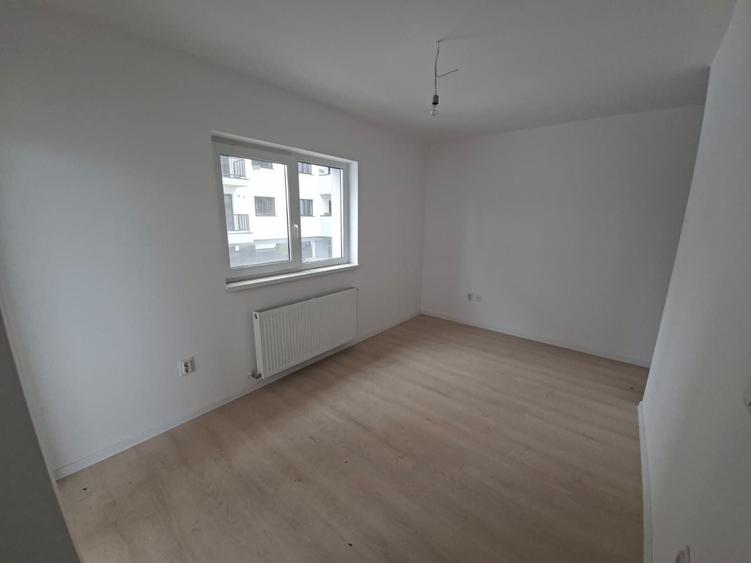 Apartament cu 4 camere semidecomandat în Sud