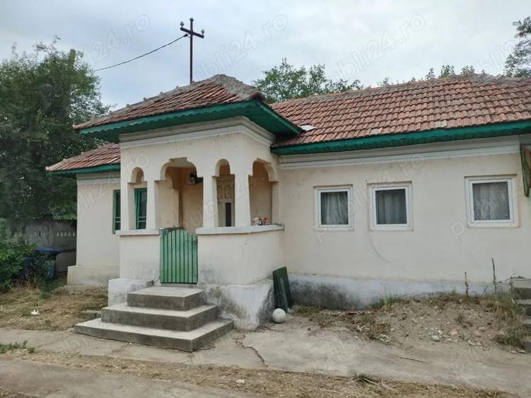 Casă cu 3 camere în Scăești