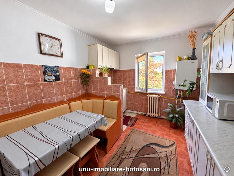 Apartament cu 4 camere decomandat în Central