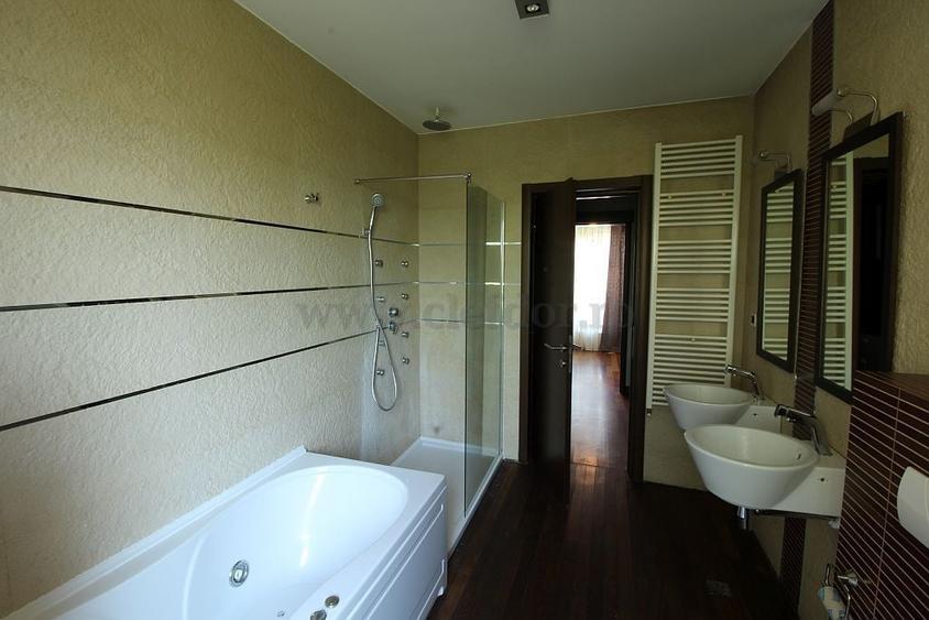 Casă individuală cu 5 camere cu Canalizare în Pipera