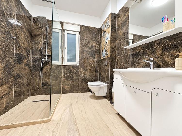 Casă individuală cu 7 camere cu Canalizare în Aradului