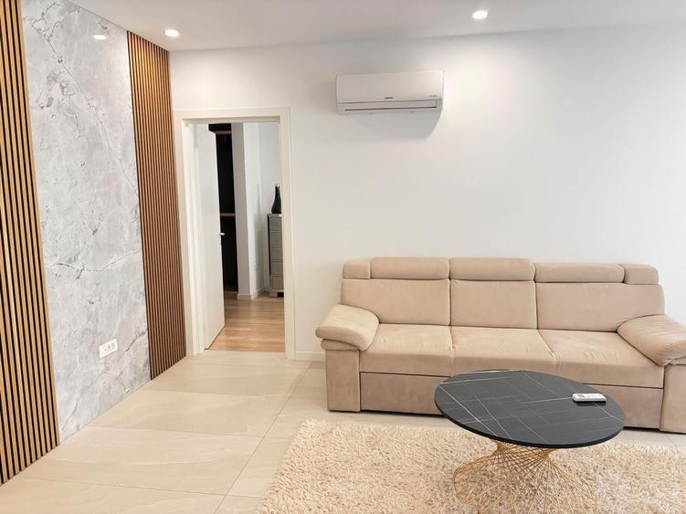 Apartament cu 3 camere semidecomandat, mobilat în Pipera