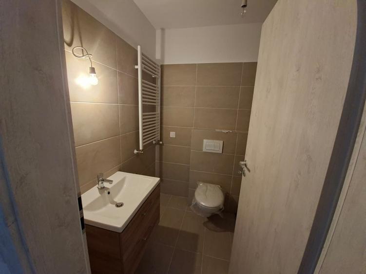 Apartament cu 4 camere semidecomandat în Sud