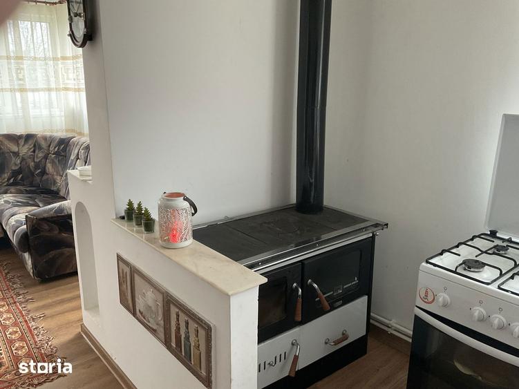 Casă cu 10 camere cu Teren 1087 Mp în Poienari