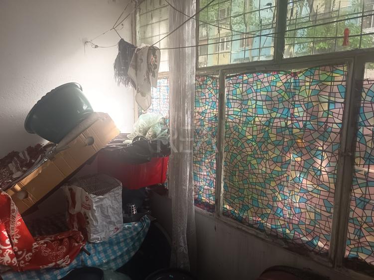Apartament cu 3 camere semidecomandat în Berceni