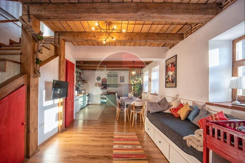 Casă individuală cu 7 camere cu Teren 835 Mp în Central