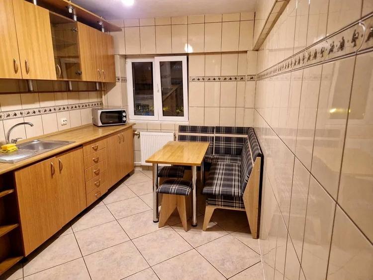 Apartament cu 3 camere decomandat, mobilat în Doamna Ghica