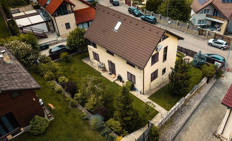 Casă cu 4 camere în Exterior Vest