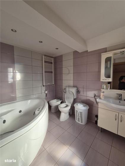 Casă cu 4 camere decomandat în Central