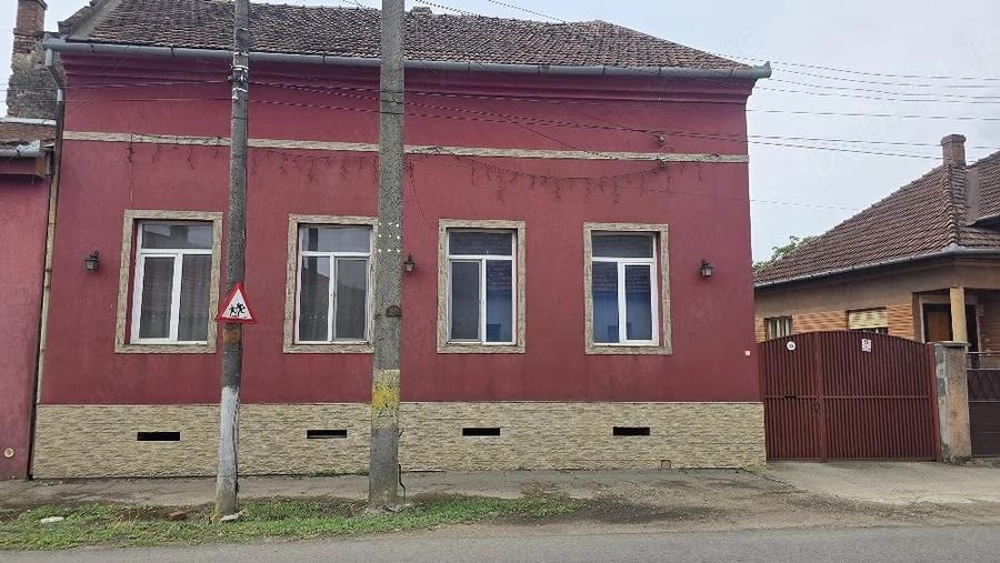 Casă cu 4 camere cu Teren 1688 Mp în Central