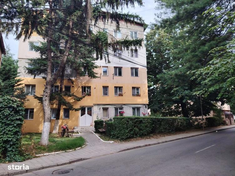 Apartament cu 4 camere nedecomandat în Micro 9