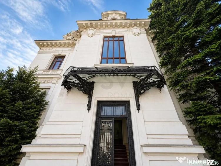 Casă cu 11 camere cu Teren 2100 Mp în Romană