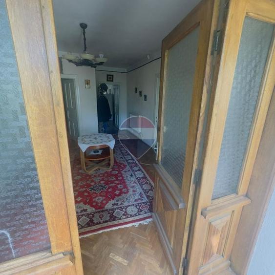Casă individuală cu 8 camere cu Teren 785 Mp în Central
