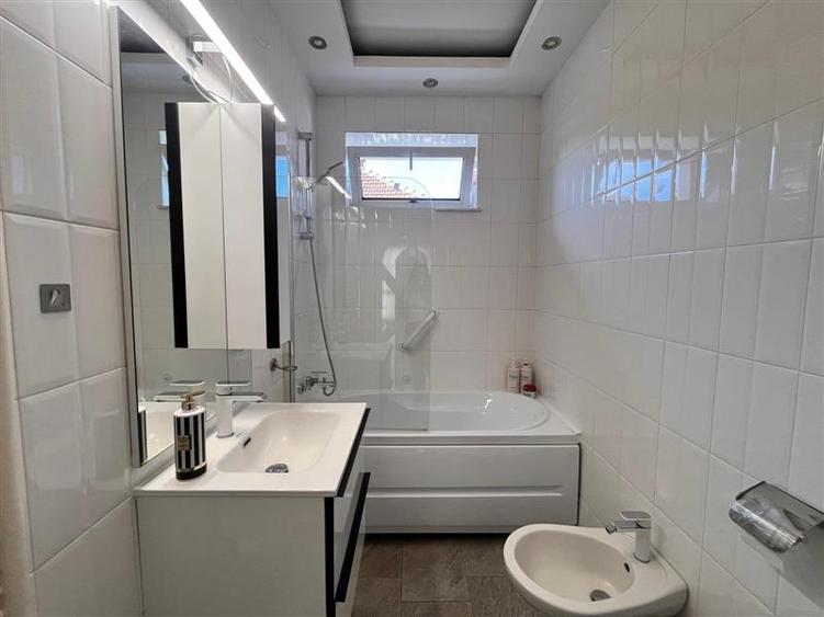 Casă cu 7 camere cu Canalizare în Central