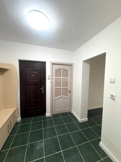 PROPRIETAR Vand apartament 3 camere decomandat, proaspat renovat 9 Mai/Zona Str. Frasinet