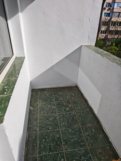 Apartament cu 3 camere semidecomandat în Berceni