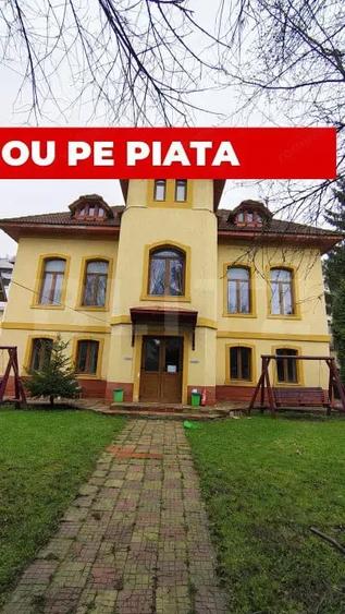 Casă cu 11 camere cu Teren 670 Mp în Clăbucet