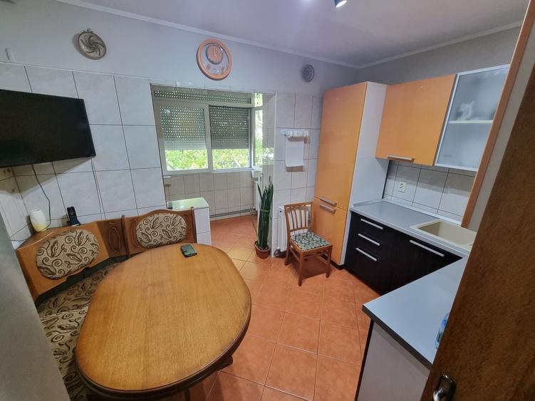 Apartament cu 3 camere decomandat, mobilat în Dacia