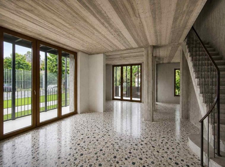 Casă individuală cu 12 camere cu Teren 550 Mp în Central