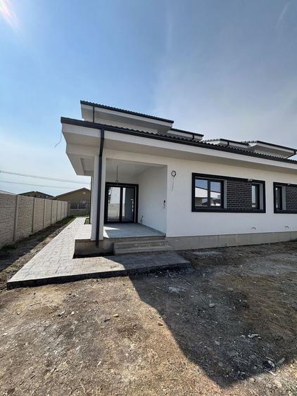 Apartament cu 4 camere decomandat în Moșnița Veche