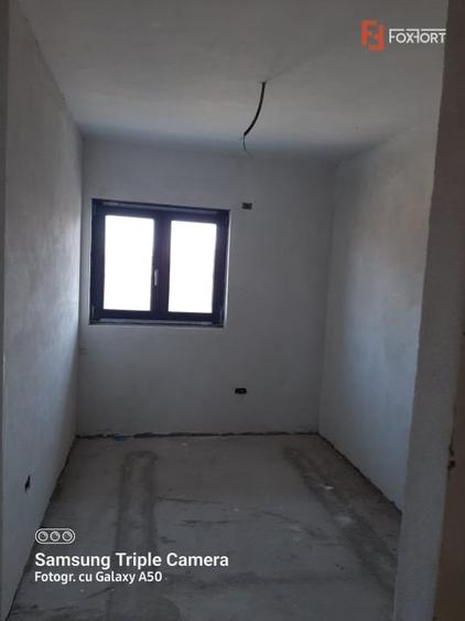 Duplex cu 4 camere cu Canalizare în Plopi
