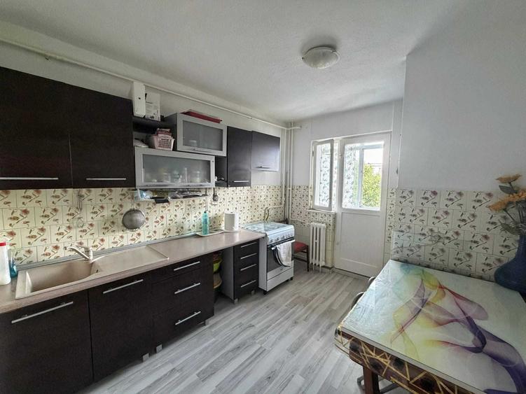 Apartament cu 3 camere decomandat în Republicii