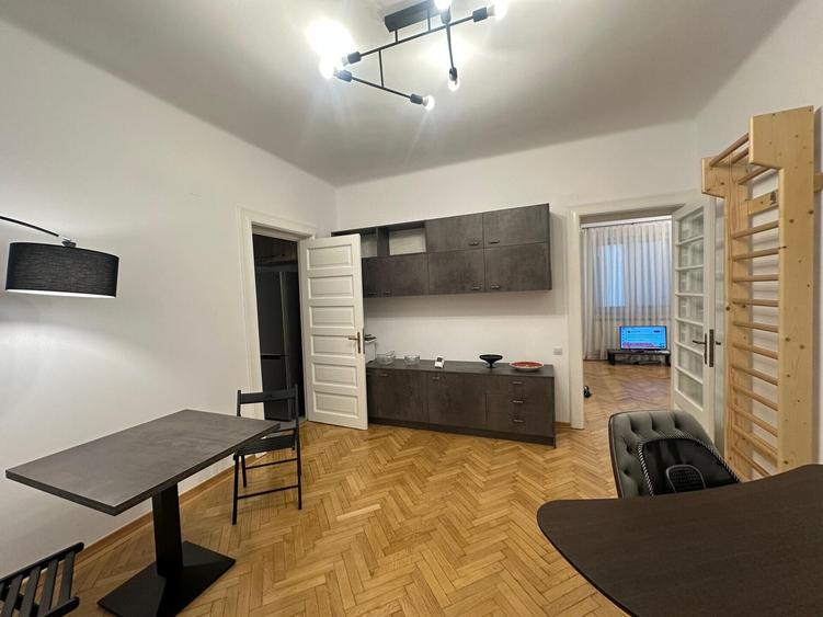 Apartament cu 3 camere semidecomandat în Unirii