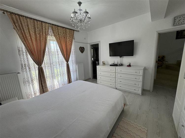 Casă cu 6 camere cu Canalizare în Central