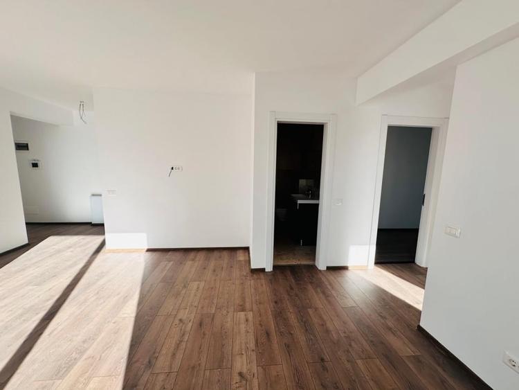 Apartament cu 3 camere semidecomandat în Dămăroaia