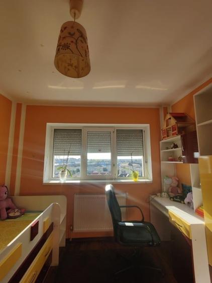 Apartament cu 3 camere decomandat, mobilat în Micro 4