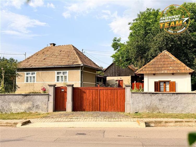 Casă individuală cu 4 camere cu Canalizare în Cernat