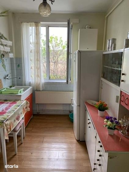 Apartament cu 3 camere semidecomandat în Micro 1