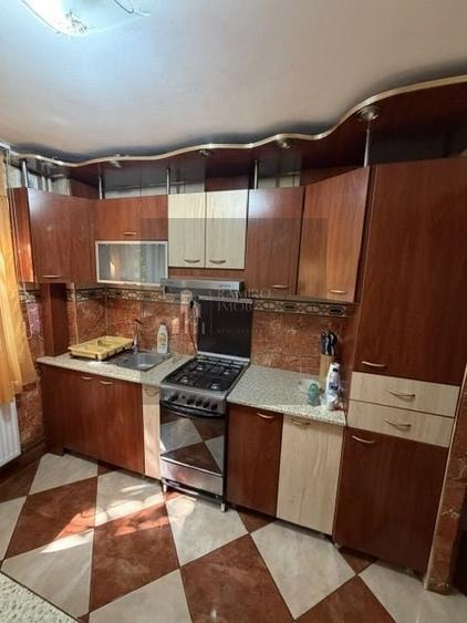 Apartament cu 3 camere semidecomandat, mobilat în Alexandru Obregia