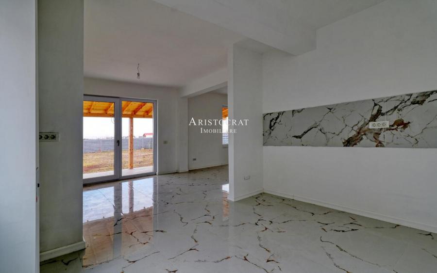 Casă cu 5 camere cu Teren 627 Mp în Ostratu