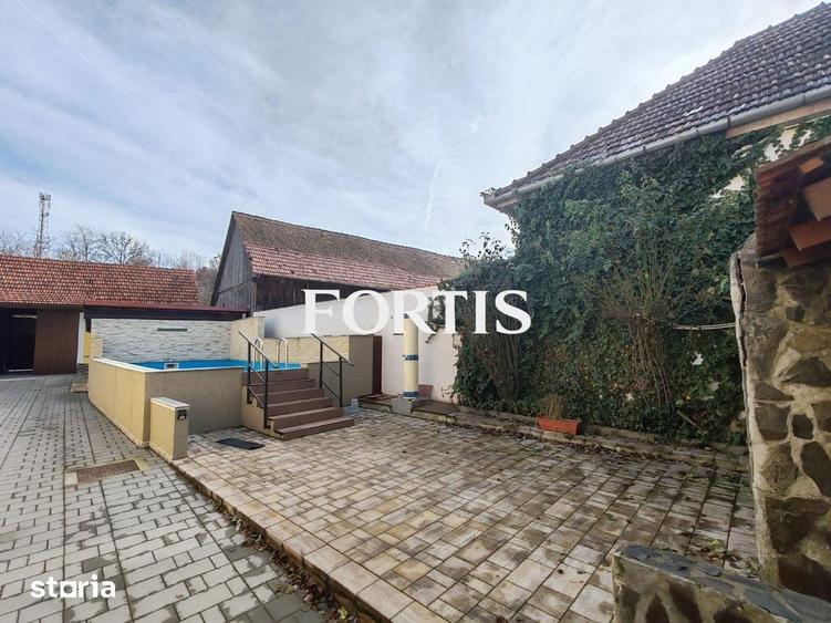 Casă cu 8 camere cu Teren 1600 Mp în Mândra