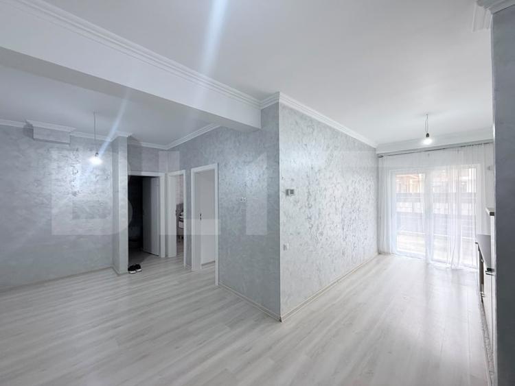 Apartament cu 3 camere semidecomandat, mobilat în Florești