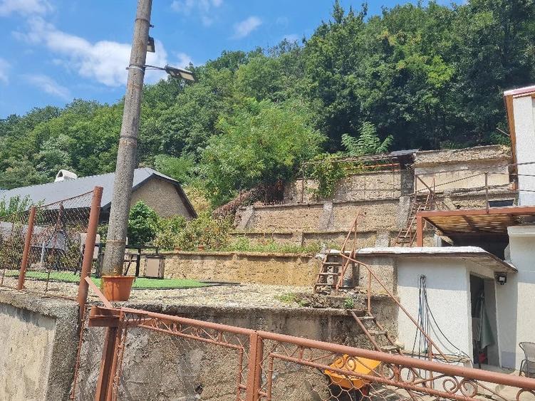 Casă cu Teren 350 Mp în Central